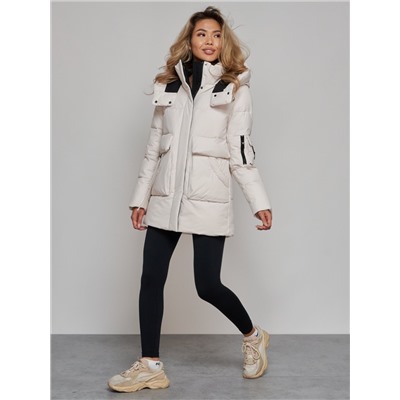 Зимняя женская куртка модная с капюшоном бежевого цвета 589827B