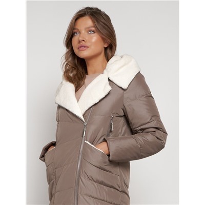 Пальто утепленное с капюшоном зимнее женское коричневого цвета 132255K