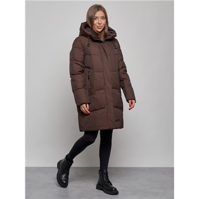 Пальто утепленное молодежное зимнее женское темно-коричневого цвета 52363TK