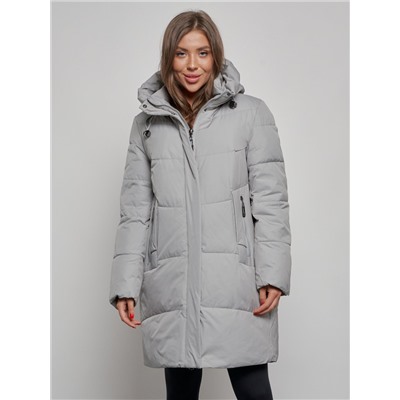 Пальто утепленное молодежное зимнее женское серого цвета 52363Sr